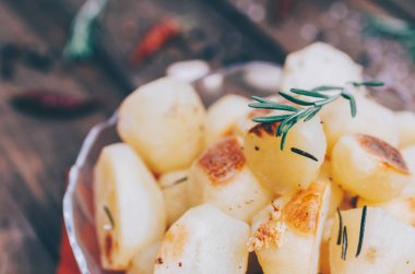 Plaka kavrulmuş patates