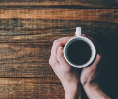 çay bardağı elinde