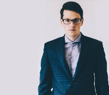 ceketi giyen genç adam