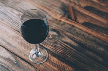 Bardakta kırmızı şarap.