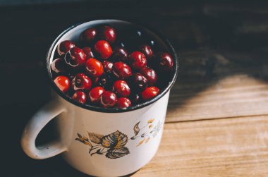 Metal kupa taze kiraz