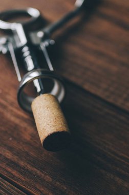 Tablo üzerinde metal tirbuşon