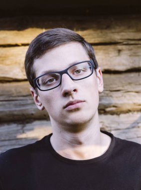 Gözlüklü genç adam