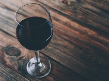 Bardakta kırmızı şarap.