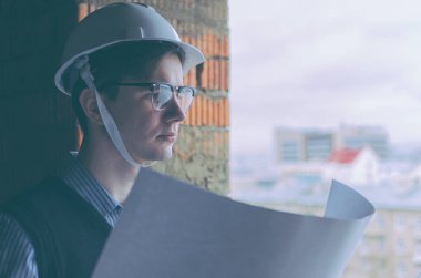 Kask genç erkek mühendisi