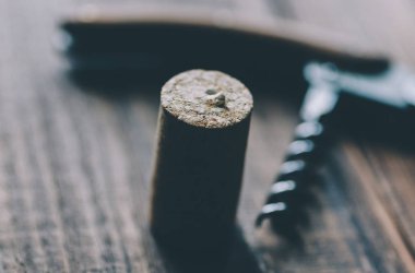 Tablo üzerinde metal tirbuşon