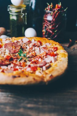 Pizza üzerinde siyah rustik masa