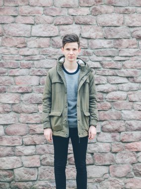 çekici bir genç adam