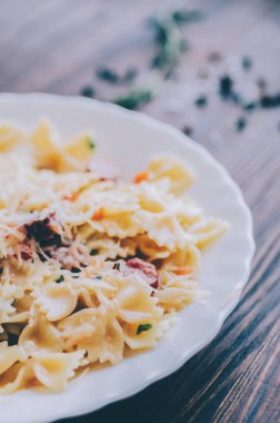 Salam ile makarna farfalle