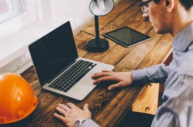 Laptop çalışma adlı genç mühendis