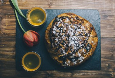 Paskalya kek ve bardak çay ile 