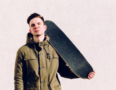 Kaykaylı genç adam.