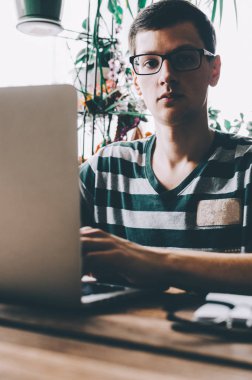 Genç adam laptop çalışma