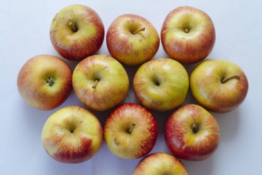 Masadaki olgun elmalar