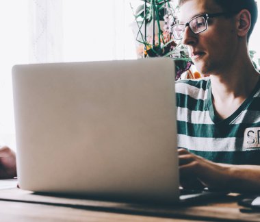 Genç adam laptop çalışma