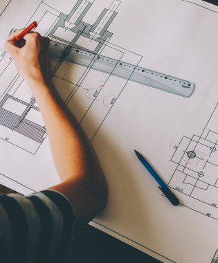 Genç adam planı üzerinde çizim