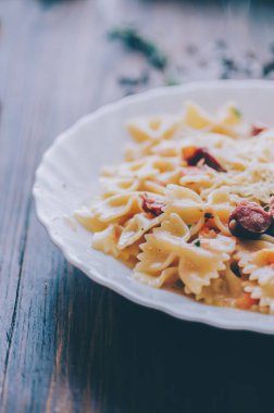 Salam ile makarna farfalle