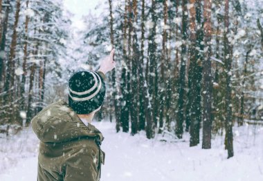 Delikanlı ağaçlara işaret
