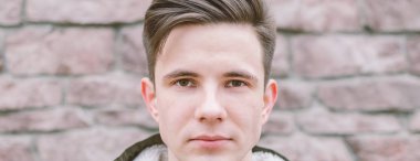 çekici bir genç adam