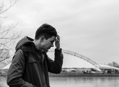 Genç adam şehir nehir tarafından