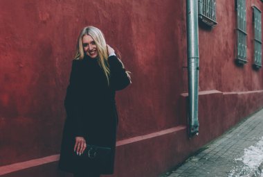 Sarışın kız kırmızı duvar tarafından