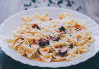 Salam ile makarna farfalle