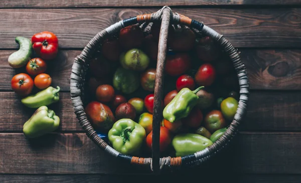 Legumes coloridos na cesta — Fotografia de Stock