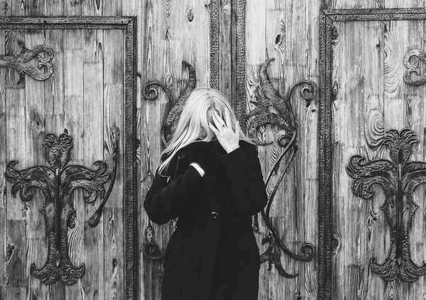 Szőke lány az ajtó közelében — Stock Fotó
