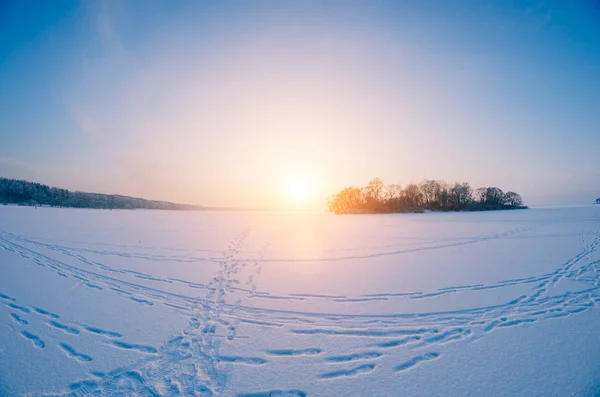 Lac gelé au coucher du soleil — Photo