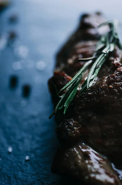 Hús steak rozmaringos — Stock Fotó