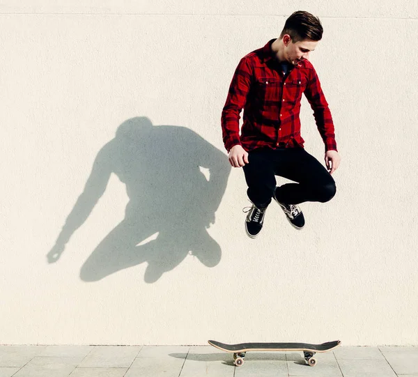 Junger Mann fährt Skateboard — Stockfoto