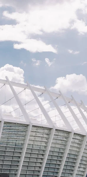 Moderní stadion a obloha — Stock fotografie