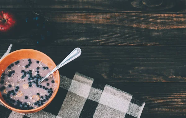 Мюсли в миске с йогуртом — стоковое фото