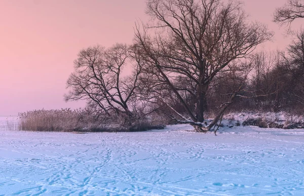 Beau lac gelé au coucher du soleil — Photo