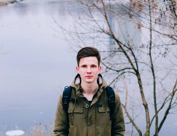 Joven por el río — Foto de Stock