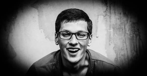 Hombre en gafas con sonrisa —  Fotos de Stock