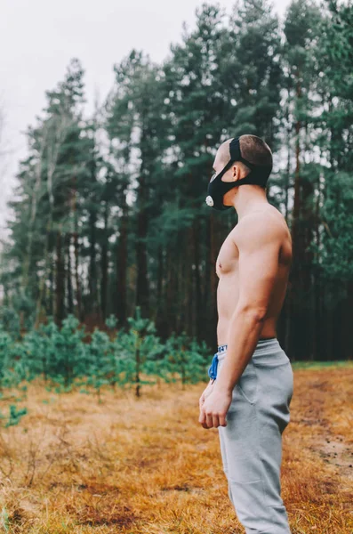 Hombre en Máscara entrenamiento al aire libre —  Fotos de Stock