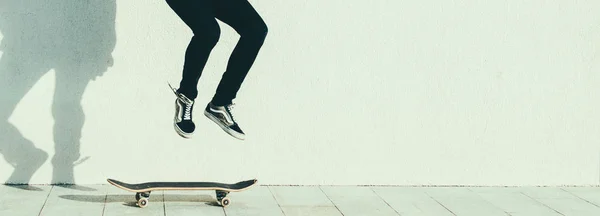 Jeune homme équitation planche à roulettes — Photo