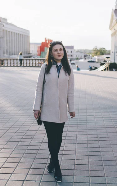 Chica joven en la calle — Foto de Stock