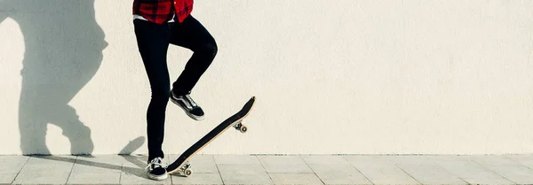 若い男がスケートボードに乗る — ストック写真