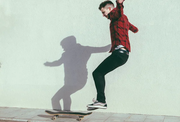 Молодий чоловік катається на скейтборді — стокове фото