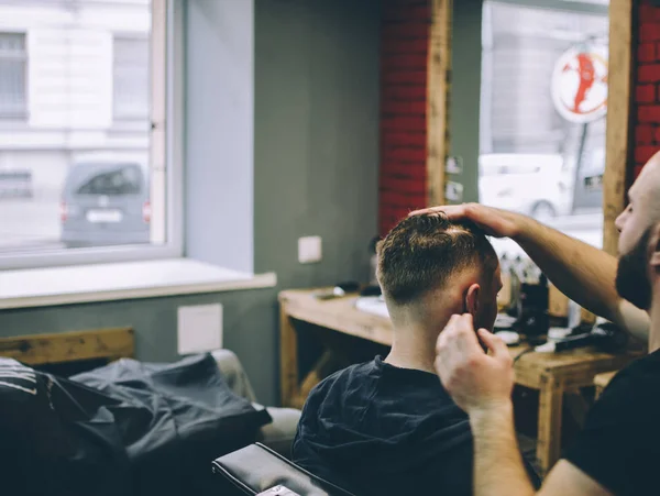 Hombres jóvenes en la peluquería — Foto de Stock
