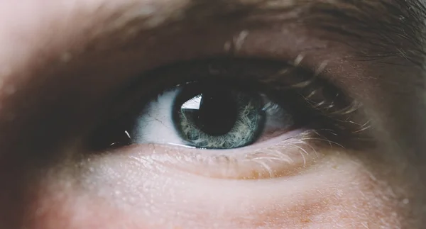 Ojo azul del hombre —  Fotos de Stock