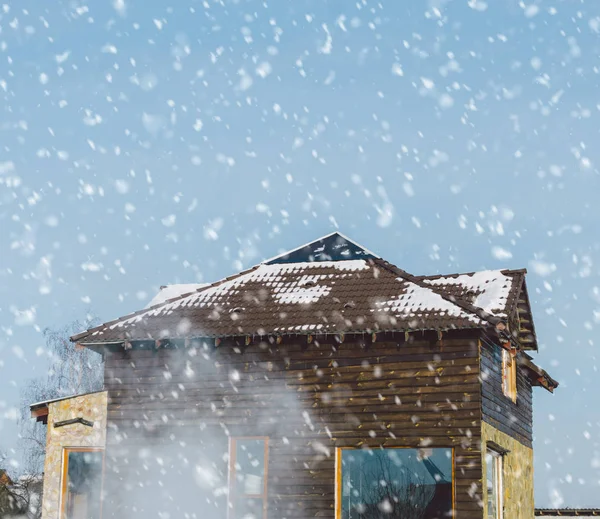 Ház községben tető a hóban — Stock Fotó