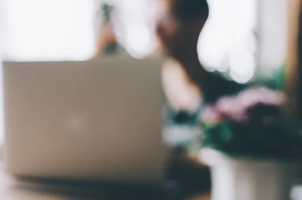 Genç adam laptop çalışma