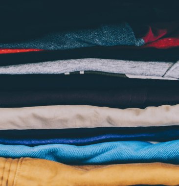 adam giysi odasında