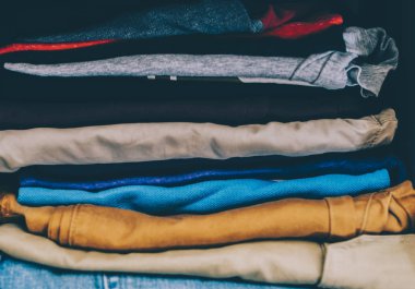 Adam giysi yığını