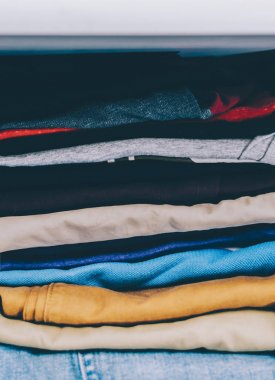 Adam giysi yığını