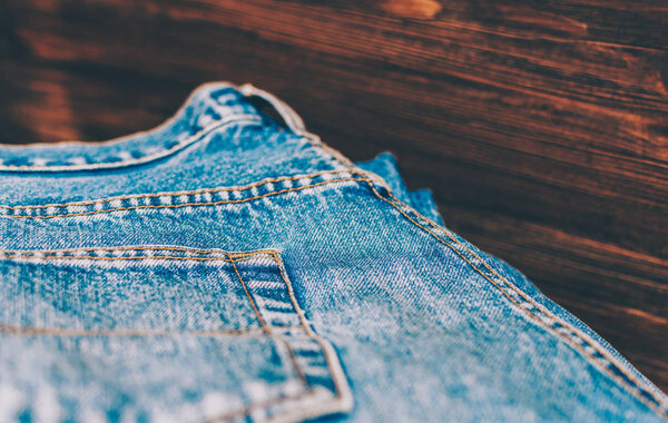 Голубые джинсы на столе
