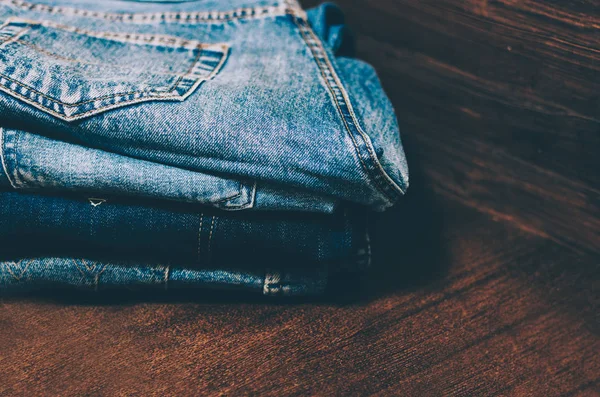 Blue Jeans op tafel — Stockfoto